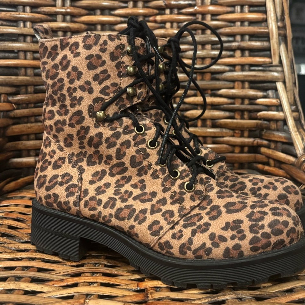 MIA Mika Leopard Print Combat Boots in size 7.5 great condition! - Picture 2 of 12